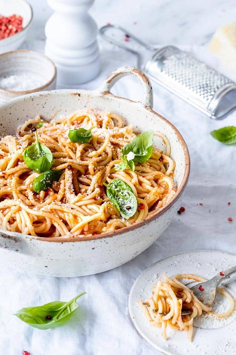 Pasta Photography Food Styling Ideas, Spaghetti Photography, Pasta Food Photography, Sauce Photography, Tomato Marinara Sauce, Pasta Photography, Italian Food Photography, Food Presentation Plates, Cream Pasta