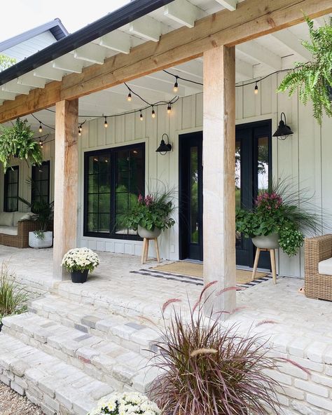 Cottage Porch Decor, Modern Farmhouse Front Porch, Front Porch Pergola, Modern Farmhouse Porch, Estilo Farmhouse, Front Porch Addition, Porch Design Ideas, Cottage Porch, Porch Addition