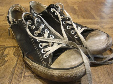 OMG...who was in my closet...and STOLE MY SNEAKERS???? LOL.  I'm not kidding..I have a pair just like these...lol. Old Converse, Chuck Taylor Shoes, Converse Trainers, All Stars Converse, Old Shoes, Converse Sneakers, Shoe Art, Converse Chuck Taylor High, Converse All Star