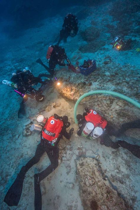 Marine Archaeologists Excavate Greek Antikythera ShipwreckThe 2015 expedition marked the first time archaeologists were able to join specialist divers in descending to the 55-meter (180 feet) deep site. Greek Ship, Marine Archaeology, Ancient Olympic Games, Under The Ocean, Oceanography, Story Of The World, Shipwreck, Ancient Artifacts, Ancient Civilizations