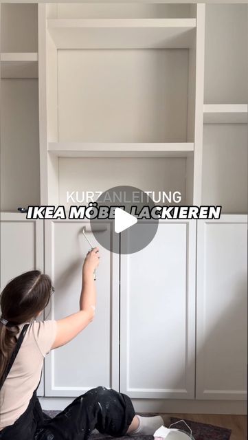 Rina Linthe on Instagram: "✨ IKEA Möbel lackieren ✨  Immer wieder fragt ihr, wie man die kunststofffurnierten Möbel von Ikea (z.B. Pax, Billy, Besta usw.) streichen kann. Und im Grunde ist es ganz einfach und die selbe Vorgehensweise wie bei jedem anderen Möbelstück.   1. Schleifen? Nicht zwingend notwendig, solange der Untergrund nicht beschädigt ist 2. Reinigung - diese ist zwingend notwendig, dass die Farbe problemlos an der Oberfläche anhaftet.  3. Grundierung - diese sorgt bei besonders glatten Oberflächen für eine bessere Verbindung von Lack und Untergrund. Zudem wird der Untergrund viel streichfähiger 4. Lack - hier immer 2 Schichten lackieren, um ein gleichmäßiges Ergebnis ohne Flecken zu erzielen 5. bei stark beanspruchten Flächen kann man das Möbelstück noch versiegeln  Übrigens Armoire Billy Ikea, Ikea Regal Hack, Ikea Besta Bedroom, Bestå Ikea Hack, Besta Hack Ikea, Ikea Billy Oxberg Hack, Besta Ikea Ideas Inspiration, Billy Hack Ikea, Pax Ikea Hack