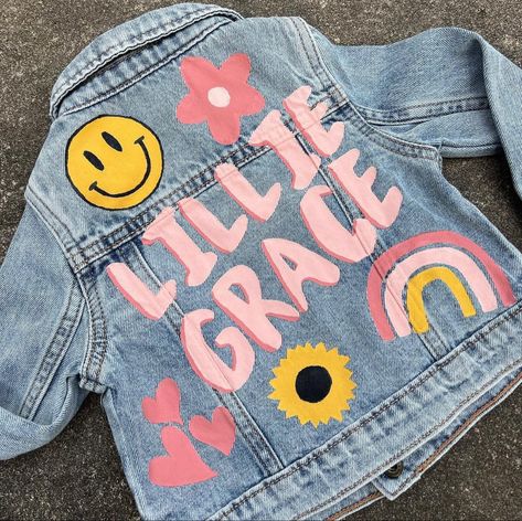 Denim Jacket Diy Paint, Jean Jacket Design, Jean Jacket Diy, Denim Diy Clothes, Ropa Upcycling, Custom Jean Jacket, Diy Denim Jacket, Painted Clothes Diy, Trendy Shirt Designs