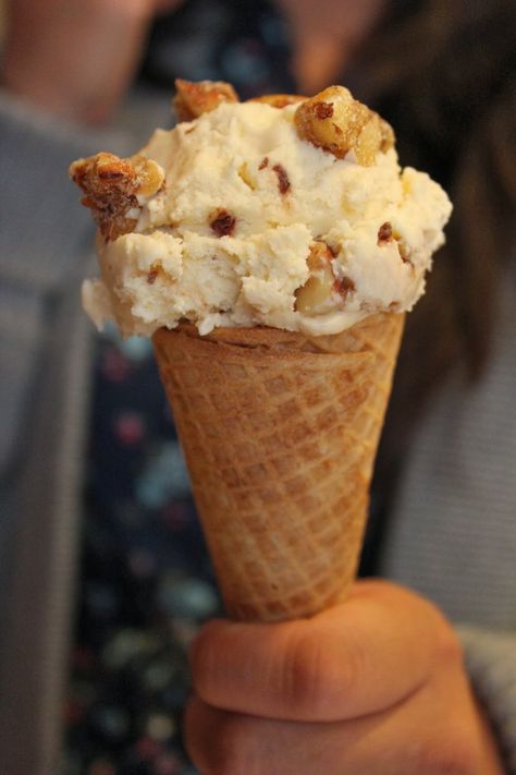 Forty Second Avenue: salt and straw style: almond brittle with salted ganache ice cream recipe Vanilla Bean Recipes, Salt And Straw, Ice Cream Salt, Ice Cream Sauce, Almond Brittle, Ice Cream Mix, Salty Treats, Ice Cream Base, Frozen Yoghurt