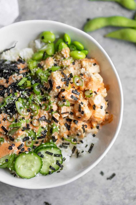 If you love poke, then you'll love this tofu poke bowl! With crispy chili tofu, sushi rice, quick pickled cucumbers, nori, avocado, and a spicy mayo sauce. Naturally vegan and gluten-free. Tofu And Avocado Recipes, Spicy Tofu Bowl, Tofu Poke Bowl Recipe, Tofu Sushi Bowl, Vegetarian Poke Bowl, Vegetarian Sushi Bowl, Crispy Tofu Bowl, Tofu Poke Bowl, Vegan Sushi Bowl