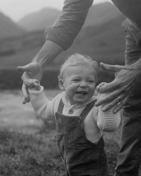 Timeless Family Photoshoot, Pnw Family Photos, Dreamy Family Photos, Blank Wall Photoshoot Ideas, Trendy Family Photos, Photoshoot Mini Session Ideas, No Face Family Photos, Family Photos In The Rain, Playful Family Photoshoot