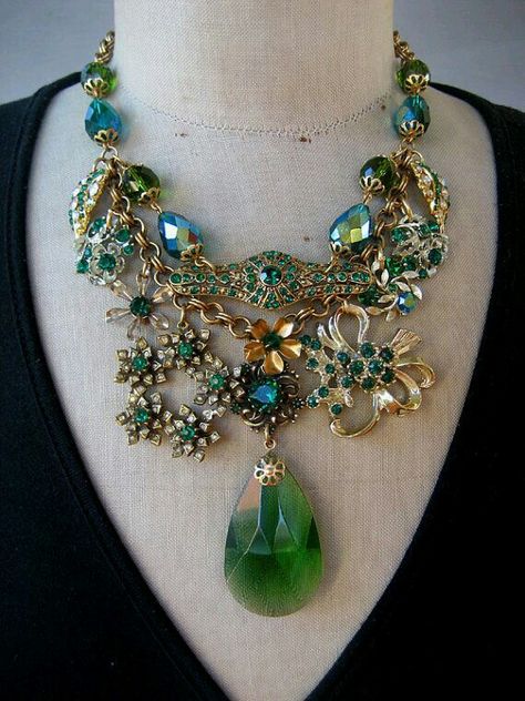 Upcycled Jewelry Diy, Upcycled Vintage Jewelry, Vintage Assemblage Jewelry, Vintage Jewelry Ideas, Vintage Jewelry Repurposed, Junk Jewelry, Vintage Jewelry Crafts, Vintage Jewelry Art, Assemblage Jewelry