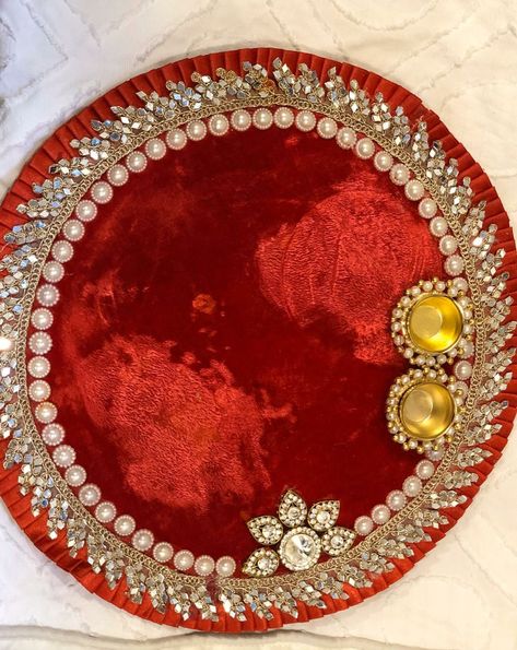 Decorate Thali For Wedding, Jaimala Thali Decoration, Rakhi Plate Decoration, Ammavaru Decoration, Arti Thali Decoration, Arti Thali, Aarti Thali, Mehendi Decor Ideas, Cake For Boyfriend