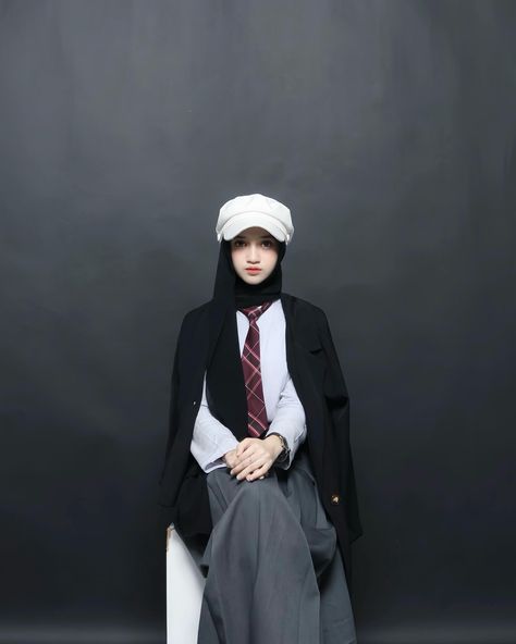 #photoshootideas Hijab Graduation Outfit Ideas, Book Year School Photoshoot, Pose Foto Yearbook, Outfit Foto Studio, American School Outfits, Yearbook Sma, American Style Outfit, Mamba Outfit, American Photoshoot