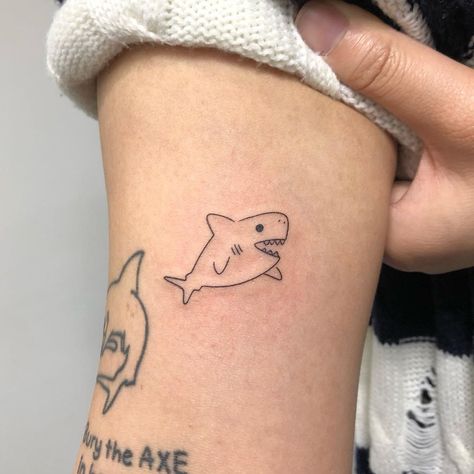 Baby Shark Tattoo, Shark Tattoo Cute, Cartoon Shark Tattoo, Mini Shark Tattoo, Cute Shark Tattoo, Small Shark Tattoo, Most Beautiful Tattoos, Small Feather Tattoo, Hai Tattoo