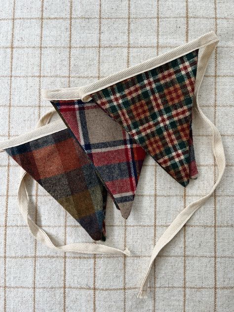 Mixed plaid bunting banner Plaid Embroidery Pattern, Scrap Fabric Bunting, Homemade Banners Diy, Christmas Bunting Diy, Flannel Projects, Diy Fabric Bunting, No Sew Bunting, Homeschool Playroom, Back To School Homeschool