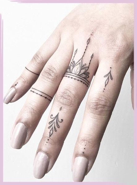 20 top idées de tatouage doigt mandala pour femme 3 Girl Finger Tattoos, Tiny Finger Tattoos, Small Finger Tattoos, Finger Tattoo For Women, Finger Tats, Hand And Finger Tattoos, Ring Finger Tattoos, Finger Tattoo Designs, Tattoos For Lovers