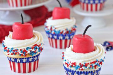 Firecracker Cupcakes | Patriotic Cupcakes | Memorial Day | Picnic Ideas | Red White Blue | Summer Desserts | Picnic Food | Cupcake Recipes | American Fun Food Ideas Blue Deserts, July 4th Cupcakes, 4th Cupcakes, Firecracker Cupcakes, 4th Of July Cupcakes, Honey Cupcakes, Star Sugar Cookies, Decorated Kitchen, 4th July Food