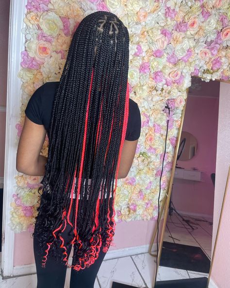 Pink Peekaboo Knotless Braids With Curls, Peekaboo Braids With Curls At The End, Red Peekaboo Knotless Braids With Curls, Long Peekaboo Braids With Curls, Peekaboo Knotless Braids With Curls At The End, Long Peekaboo Braids, Peek A Boo Box Braids Red, Knotless Braids With Curly Ends Peekaboo, Black And Pink Braids With Curls