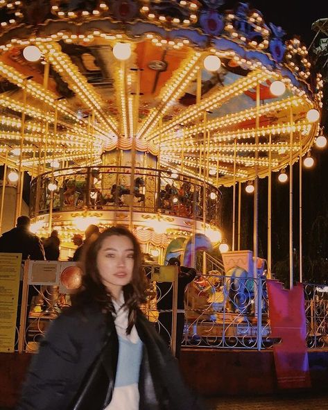 Poses For Amusement Park, Night Carnival Photography, Carousel Photo Ideas, Fair Photos Aesthetic, Amusement Park Pose Ideas, Instagram Fair Picture Ideas, Theme Park Pose Ideas, Carnival Photoshoot Ideas, Aesthetic Carnival Pictures