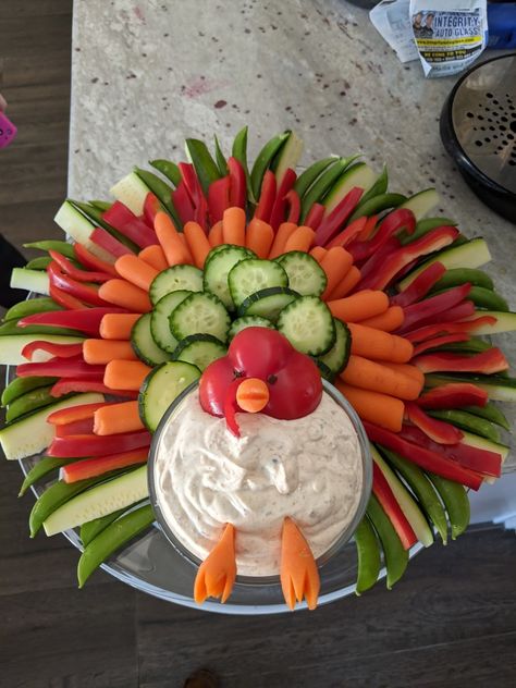 Fruit And Veggie Thanksgiving Tray, Thanksgiving Themed Food Dinner Parties, Veggie Thanksgiving Tray, Kids Turkey Charcuterie Board, Veggie Charcuterie Board Thanksgiving, Thanksgiving Charcuterie Board Veggies, Thanksgiving Turkey Veggie Tray, Thanksgiving Appetizers Vegetables, Thanksgiving Tray Food