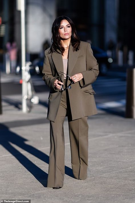 Baggy Blazer, Eva Longoria Style, Expensive Outfits, Oversized Suit, Fashion Collection Inspiration, Blazer Suit Women, Wardrobe Makeover, Business Chic, Chic Pants