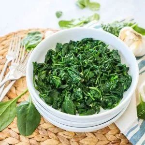 The BEST Sautéed Spinach - 5 Minute Side Dish - Easy Family Recipes Sauted Spinach Recipes, Spinach Recipes Sauteed, Cooked Spinach Recipes, Spinach Recipes Side, Fun Family Meals, Easy Mexican Cornbread, Spinach Dishes, Easy Spinach Recipes, Cook Fresh Spinach