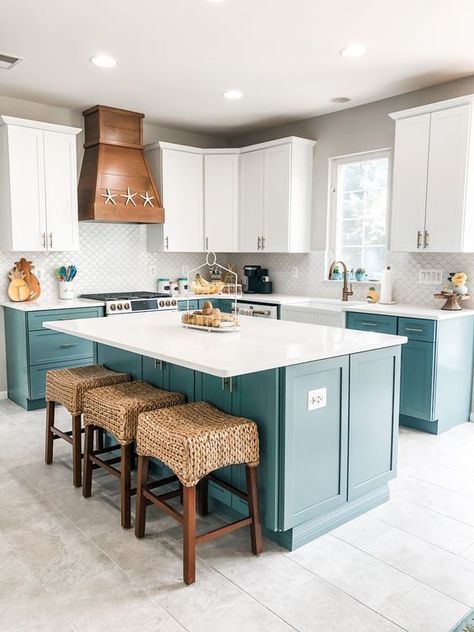 Teal Kitchen Cabinets, Turquoise Cabinets, Coastal Kitchen Design, Teal Kitchen, Beach House Kitchens, Bright Kitchens, Classic Kitchen, Coastal Kitchen, Remodel Kitchen