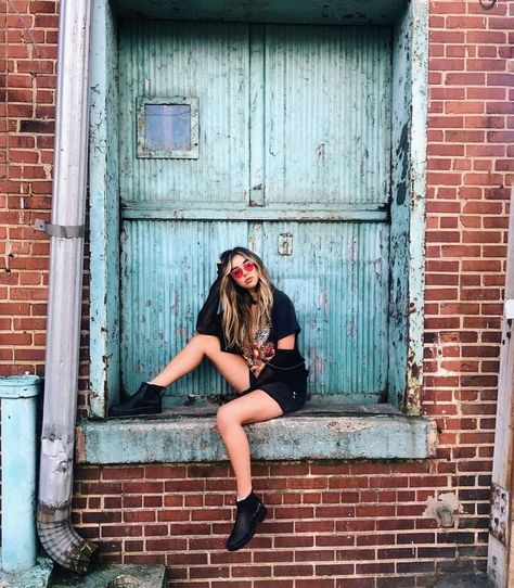 Urban City Photography People, Alley Picture Poses, Senior Picture Poses Bench, Lifestyle Portraits Women, Photography Ideas Women Outdoor, Photoshoot Ideas Creative Teenage, Edgy Poses Photography, Street Fashion Photography Poses Women, Edgy Senior Picture Ideas