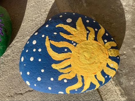 Rock Painting Inspo Easy, Painting Stones Aesthetic, Pretty Rock Painting Ideas, Painting On Rocks Ideas Simple, Easy Rock Painting Ideas Simple Fun, Painting Rocks Ideas Aesthetic, Rock Painting Ideas Aesthetic Indie, Aesthetic Stone Painting, Painting Rocks Aesthetic