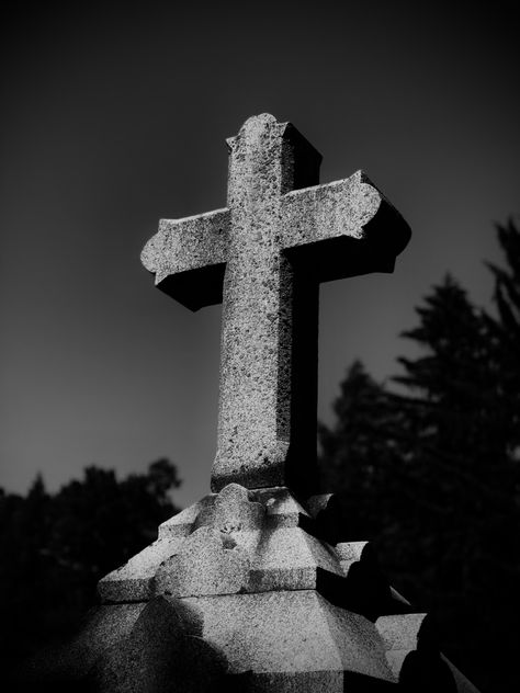 Tombstone Aesthetic, Cross Tombstone, Cross Photography, Haunted Halloween, Halloween Haunt, Tombstone, Iphone Wallpapers, Cemetery, Mood Board