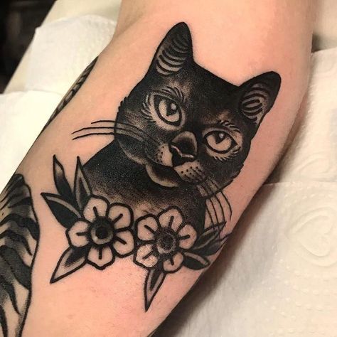 Instagram Chat, Traditional Black Tattoo, Black Cat Tattoos, Cat Tattoo Designs, Spooky Tattoos, Old School Tattoo Designs, Cat Tattoos, Tattoo Project, Girly Tattoos