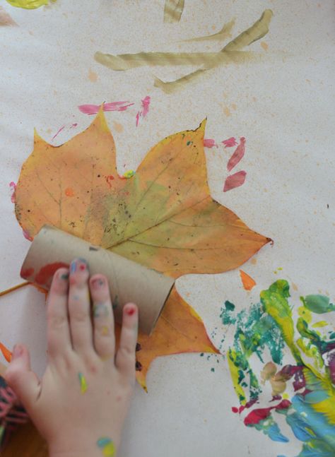 Leaf painting is a wonderful way to combine nature art with process art for kids. Preschool Leaves And Trees Art, Painting With Nature Preschool, Reggio Leaf Activities, Painting With Leaves Preschool, Leaf Painting Preschool, Nature Art For Preschoolers, Leaves Printing Art, November Process Art Preschool, Leaf Art For Toddlers