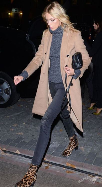 Street Mode, Camel Blazer, Leopard Print Boots, Leopard Boots, Print Boots, Anja Rubik, Outfit Chic, Beige Coat, Boating Outfit