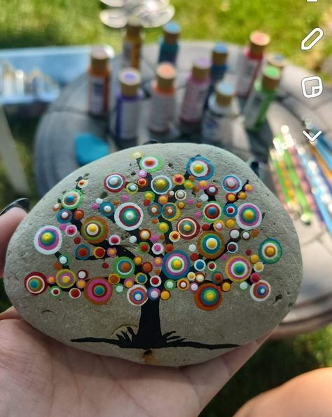 Dot Painting On Rocks, Mandalas For Beginners, Dotted Flowers, Mandela Rock Painting, Vintage Handkerchiefs Crafts, Christmas Pebble Art, Drawing Rocks, Mandala Painted Rocks, Paint Rocks