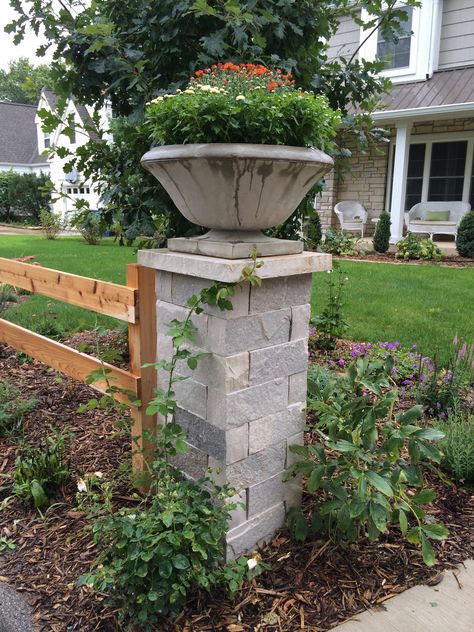 Pillars with urns Corner Pillar Ideas, Diy Brick Pillars Columns, Driveway Pillars Entrance, Brick Address Pillar, Diy Stone Pillars Columns, Garden Pillars Columns Landscaping, Mailbox Pillar Stone Columns, Brick Pedestal, Brick Garden Wall With Pillars