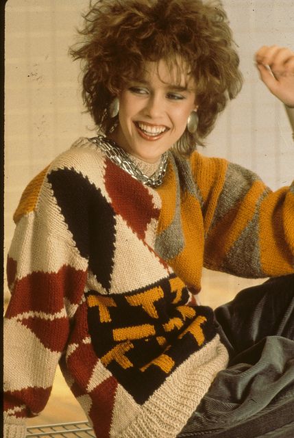 Sweaters during the 80's were chunky and oversized, and often had a shoulder that sloped off the real shoulder area to create a broader look. Geometric prints, primary colors, and pastels were also all common characteristics of 1980's sweater fashions. 1990s Fashion Trends, Look 80s, 1980s Fashion Trends, 1980 Fashion, Oversized Pattern, Fashion 1980s, 80s Fashion Trends, 80’s Fashion, 1980's Fashion