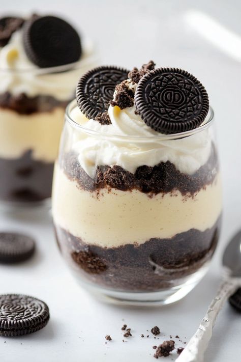 Cookies And Cream Pudding, Oreo Vanilla Pudding Dessert, Oreo Dirt Pudding Cups, Oreo Pudding Cups, Oreo Dessert Cups, Oreo Snacks, Chocolate Pudding Dessert Cups, Oreo Pudding Cake, Oreo Pudding Cookies