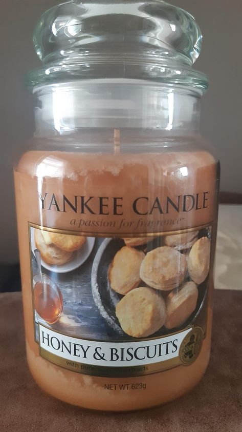 Halloween Yankee Candle, Yankee Candle Aesthetic, Cinnamon Gum, Yankee Candle Halloween, Yankee Candle Scents, 21st Bday Ideas, Candle Obsession, Food Net, Candle Halloween