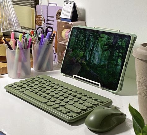 I Pad Keyboard Aesthetic, Muji Pens, Ipad Features, Rose Iphone Case, Medical School Life, Creative Iphone Case, Custom Consoles, Manifesting Vision Board, Cute Camera