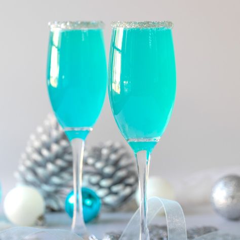 Tiffany Mimosas Appetizers In Champagne Glasses, Tiffany Blue Cocktail Drink Recipes, Tiffany Blue Mimosa, Tiffany Blue Drinks Cocktails, Tiffany Mimosa Recipe, Cotton Candy Mimosa Bar, Blue Mimosa Bar, Blue Mixed Drinks Alcohol, Blue Mimosa Recipe