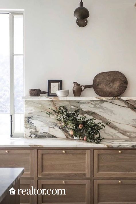 Marble backsplashes instantly elevate any kitchen. It can work with sleek, modern kitchens or more traditional ones. Choose darker veining or lighter depending on the look and feel you are going for. Don’t have a massive budget for marble? Turn to quartz. t’s the closest thing to marble that I’ve seen on the market, and is durable, stain-resistant, and cost-effective. Most Popular Kitchens, Italian Kitchen Ideas, Marble Backsplash Kitchen, Popular Kitchen Designs, Quartz Backsplash, Quartz Kitchen, Marble Backsplash, Popular Kitchens, Kitchen Cabinet Hardware