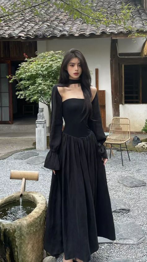 Elegance Dress, Fantasy Outfits, Luxury Photography, 파티 드레스, Old Fashion Dresses, Black Outfits, Prom Dress Inspiration, Flower Background, Classy Fashion