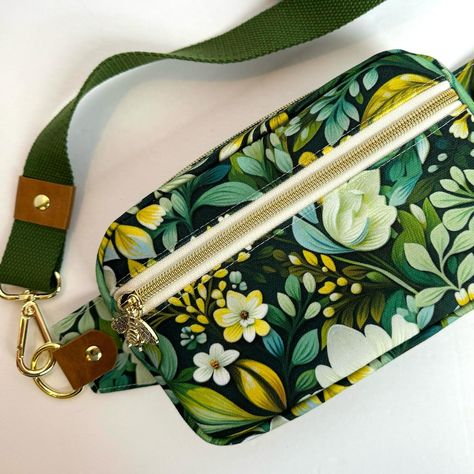 I am delighted with how this cute little Kincaid Fanny pack turned out 💚. I was inspired by the beautiful bags Beth @besuhandmade has been posting and decided to try out the pattern by @kindredsewls. I am super glad I did! I used some of this dreamy printed wax canvas that I purchased from @shop.sewfultherapy for the exterior and it gives the bag great structure. The pattern is excellent, straightforward to sew and comes with a video tutorial. The bag has a front pocket that fits my iPhone 15... Fanny Pack Pattern Free, Fanny Bag Pattern, Diy Belt Bag, Fanny Pack Sewing Pattern, Bum Bag Pattern, Handmade Leather Bag Pattern, Fanny Pack Pattern, Wax Canvas, Travel Sewing