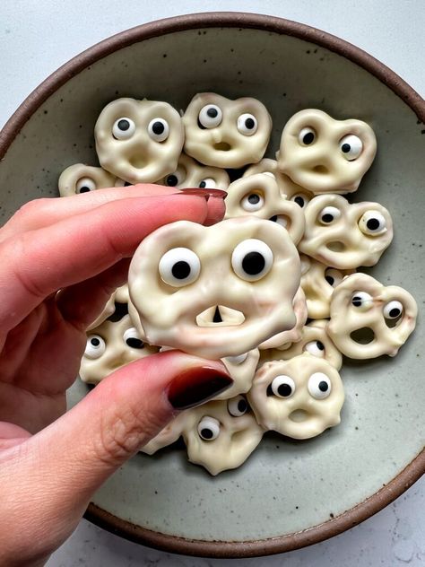 Ghost Pretzels, Dairy Free White Chocolate, Halloween Pretzels, Gluten Free Halloween, Kids Halloween Food, Gluten Free Pretzels, White Chocolate Candy, Pretzel Twists, Fun Halloween Food