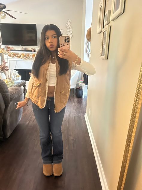 Mexico Vacation Outfits Winter, Outfits For Busty Ladies, Jean Jacket Outfits Fall Aesthetic, Light Blue Wash Jeans Outfit, White Button Up Cardigan Outfit, Style Tasman Uggs, Warm But Cute Outfits, Basic Winter Fits, Tan Clogs Outfit