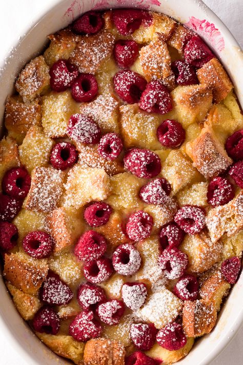 Raspberry Brioche, Breakfast Recipes For A Crowd, Raspberry Bread Pudding, Brioche Bread Pudding, Raspberry Breakfast, Raspberry Bread, Recipes For A Crowd, Puding Roti, Bread And Butter Pudding