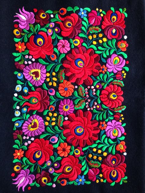 Hungarian embroidery Hungarian Folk Embroidery, Hungarian Embroidery Pattern, Matyo Embroidery, Mexican Textiles, Hungarian Embroidery, Boda Mexicana, Diy Embroidery Patterns, Hand Work Embroidery, Folk Embroidery