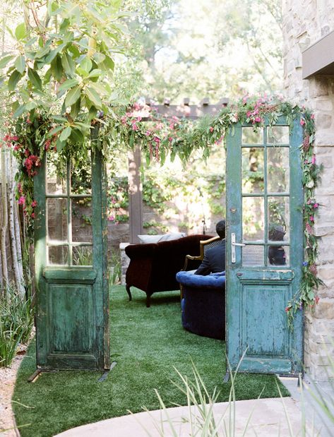 Outdoor Country Wedding, Taman Air, Floral Archway, Rustic Wedding Decorations, Old Door, Old Doors, Vintage Door, Garden Cottage, Garden Gates