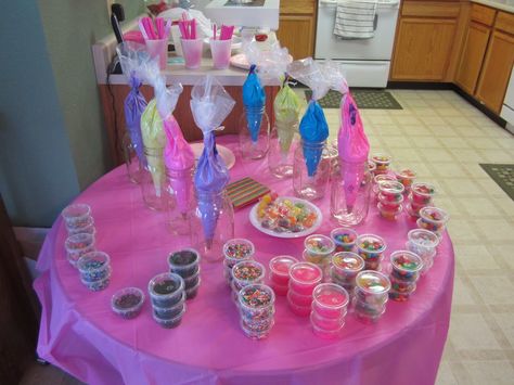 twocraftingmoms: Cake Decorating Birthday Party! Cupcake Wars Party, Decorating Birthday Party, Kids Baking Party, Cake Decorating Birthday, Cupcake Topping, Baking Birthday Parties, Cupcake Decorating Party, Cake Decorating Party, Birthday Cupcakes Decoration