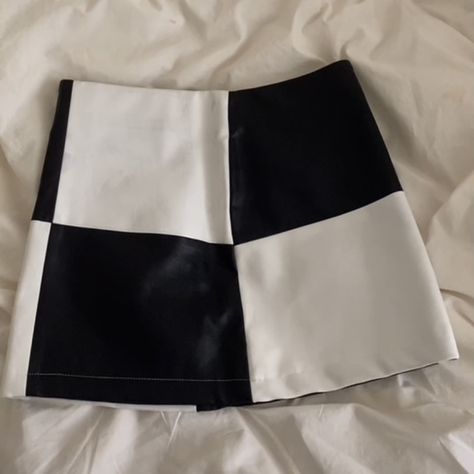 Black And White Color Block Outfit, Black And White Color Block Dress, Black And White Mini Skirt Outfit, Black And White Clothes Aesthetic, Black And White Outfits Party Night, Diy Mini Skirt, Skirts Leather, Black And White Mini Skirt, Color Block Skirt