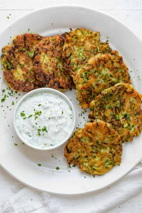 Zucchini Fritters Dinner Zucchini, Zucchini Pommes, Zucchini Corn Fritters, Zucchini Fritters Recipe, Zucchini Pancakes, Homemade Tzatziki Sauce, Homemade Tzatziki, Healthy Zucchini, Brunch Recipe