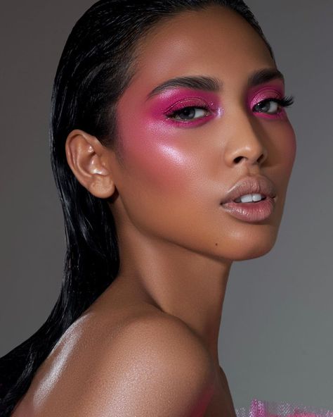 Danessa Myricks Beauty Makeup on Instagram: “🌸 Pretty in PINK 🌸 Here is the final look from Saturday’s NY Masterclass where I demonstrated my strategy for creating dimensional skin…” Monochromatic Makeup Looks, Monochromatic Makeup, Fashion Editorial Makeup, Pink Eyeshadow Look, Danessa Myricks, Cute Eyeshadow Looks, Carnival Makeup, Pink Eye Makeup, High Fashion Makeup