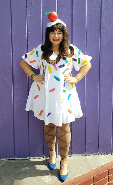 Make a cute ice cream sundae costume in an afternoon for Halloween. It'll be enough sugar to satisfy any sweet tooth, even without all that candy! Ice Cream Sundae Costume, Sundae Costume, Ice Cream Costume, Modest Halloween Costumes, Halloween Ice Cream, Uhyggelig Halloween, Teacher Halloween Costumes, Candy Costumes, Food Costumes