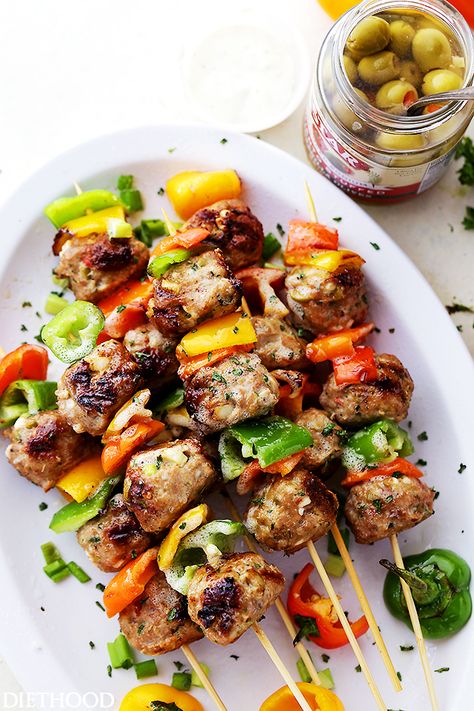 Grilled Mediterranean Turkey Meatballs Skewers - Juicy grilled turkey meatballs stuffed with olives and feta! Makes a delicious dinner, but are also great served as an appetizer, too! Meatballs Skewers, Mediterranean Turkey Meatballs, Midnight Food, Meatball Skewers, Turkey Meatball, 500 Calorie, Easy Grilling Recipes, Keto Easy, Grilled Turkey