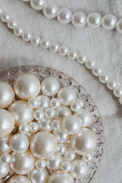 White Pearls Aesthetic, White Pearl Aesthetic, Perle Aesthetic, Luxury Instagram Feed, Geometric Pattern Hexagon, Aesthetic Pearls, Pearls Aesthetic, Pearl Aesthetic, Pearl Background